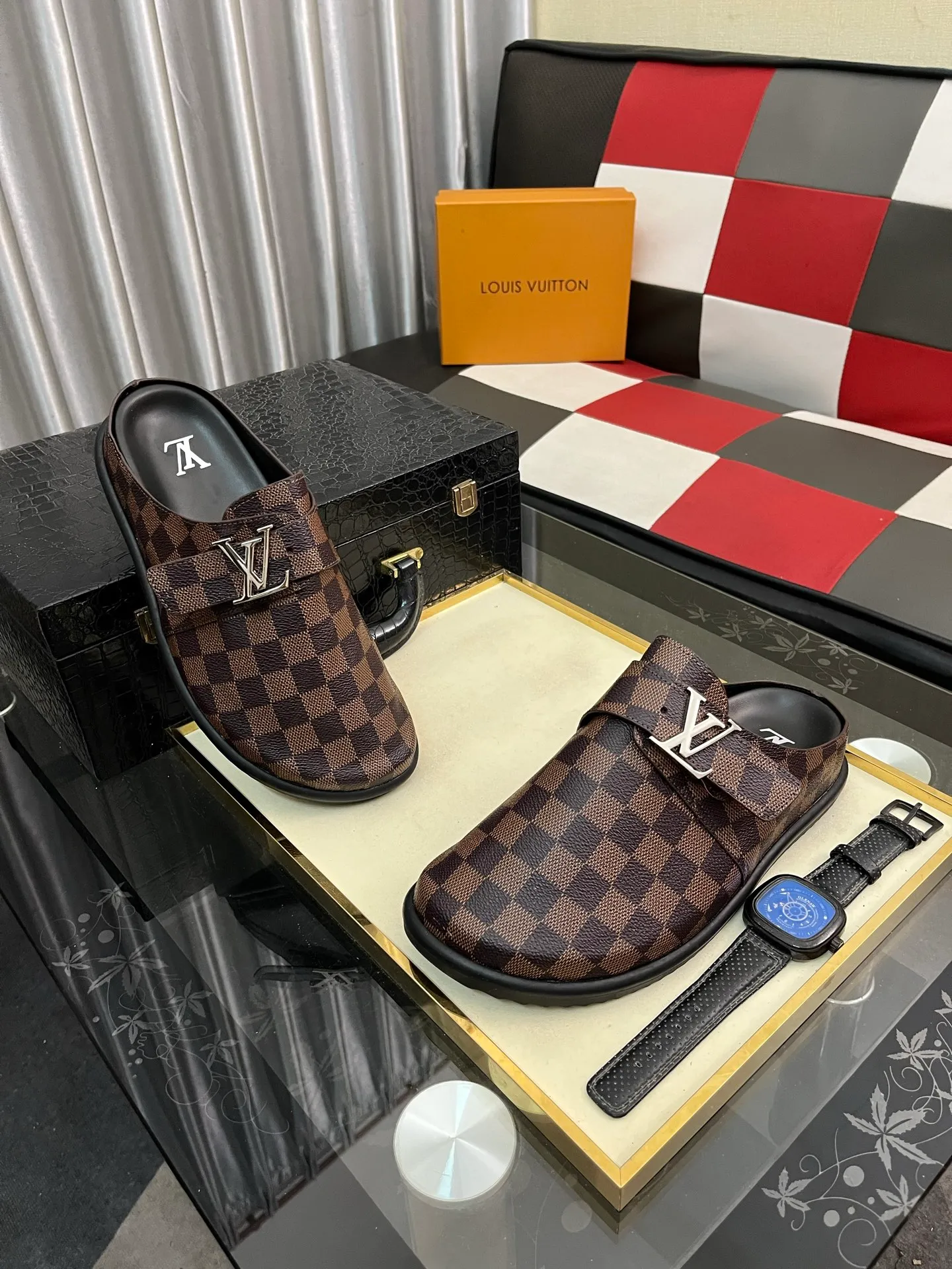 Men's shoes 💰380⌚️⌚️2025 new men's casual sandals and slippers, made of suede cow leather, with Monogram pattern to highlight the trendy style. Adjustable straps illuminated with LV letters, while a resilient insole and micro outsole provide lightweight comfort. Made of suede cow leather with embossed Monogram pattern and brand element metal hardware✅Adjustable straps➕Tough insole‼ ️Micro outsole. Comfortable and easy to wear‼ ️size: 38-443️⃣Colors available